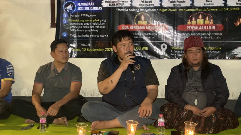 PWI Nganjuk Gelar Doa Bersama dan Aksi Lilin untuk 5 Wartawan Hilang di Selat Sunda