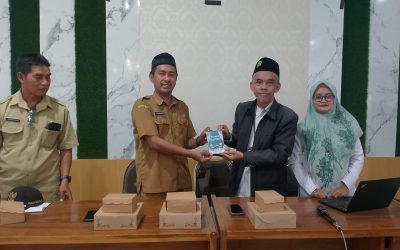 Edukasi Pencegahan Pernikahan Anak, KUA Sukorejo Sampaikan Sosialisasi dan Serahkan Buku Pedoman Akad Nikah di Desa Wonokerto