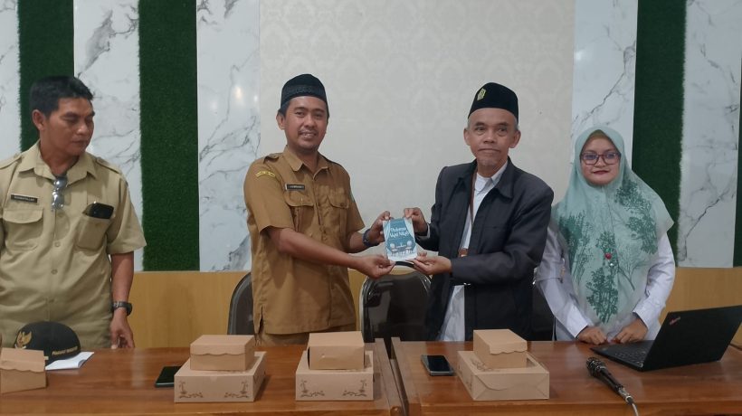 Edukasi Pencegahan Pernikahan Anak, KUA Sukorejo Sampaikan Sosialisasi dan Serahkan Buku Pedoman Akad Nikah di Desa Wonokerto