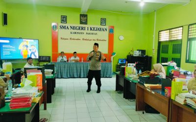 Perkuat Kesadaran Hukum di Dunia Pendidikan, Satbinmas Polres Pasuruan Beri Pencerahan kepada Guru dan Komite SMAN 1 Kejayan