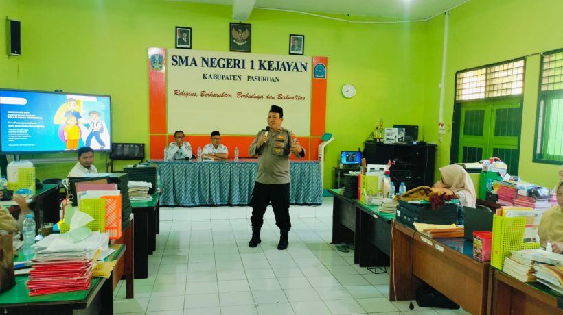 Perkuat Kesadaran Hukum di Dunia Pendidikan, Satbinmas Polres Pasuruan Beri Pencerahan kepada Guru dan Komite SMAN 1 Kejayan