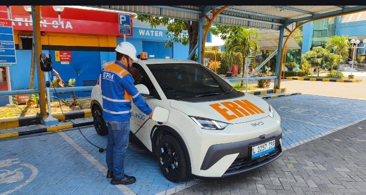 Dukung Pelabuhan Hijau, PT Terminal Petikemas Surabaya Konversi 25 Kendaraan Operasional ke Listrik