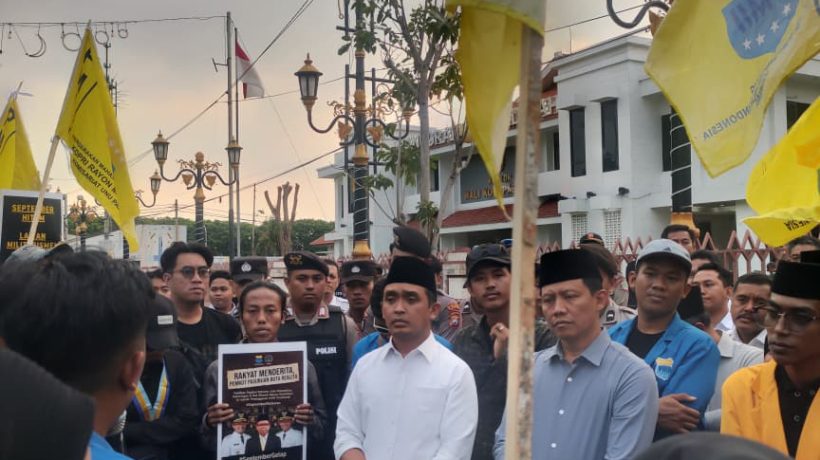 Rakyat Menderita, Pemkot Buta Realita: Mahasiswa Segel Gedung DPRD Kota Pasuruan Usai Pimpinan Dewan Sembunyi