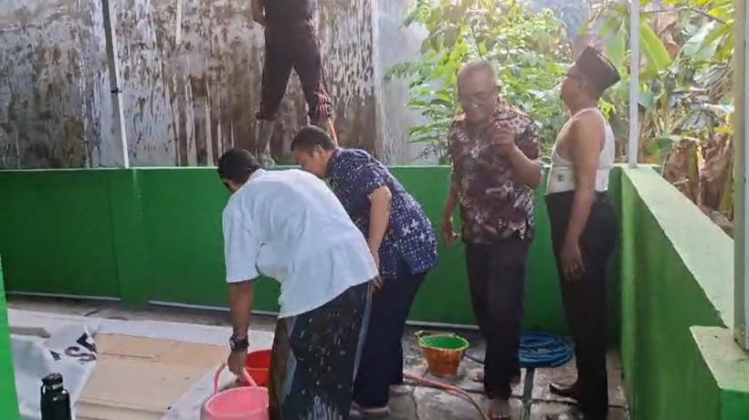 Dinding KUA Pusaka Rembang Dikepung Hawa Panas Kebakaran Rumah, Pegawai Panik Langsung Siram Tembok!
