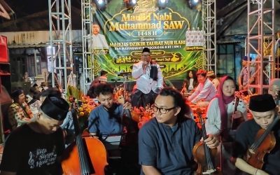 Peringatan Maulid Nabi Muhammad SAW di Wonocolo Sidoarjo: Kolaborasi Jam’iyah dan Warga Tampilkan Unes Orchestra