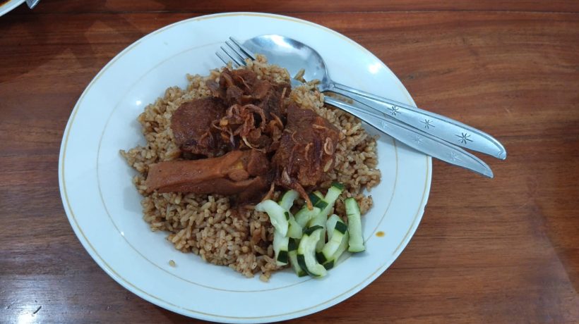 Lezatnya Nasi Kebuli: Perpaduan Gurihnya Rempah dan Daging Empuk yang Menggugah Selera