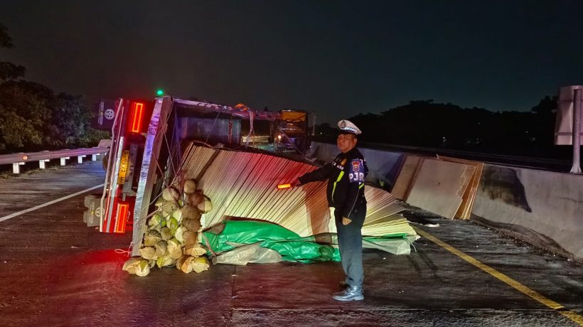 Truk Triplek Terguling dan Dihantam Bus di Tol Gempol-Pasuruan, Petugas PJR Imbau Pengendara Selalu Waspada