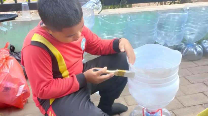 Inovasi Lingkungan SDN Kalipang 1 Grati: Sulap Galon Bekas Menjadi Pot Cantik Melalui Program “MASA SERUNI”
