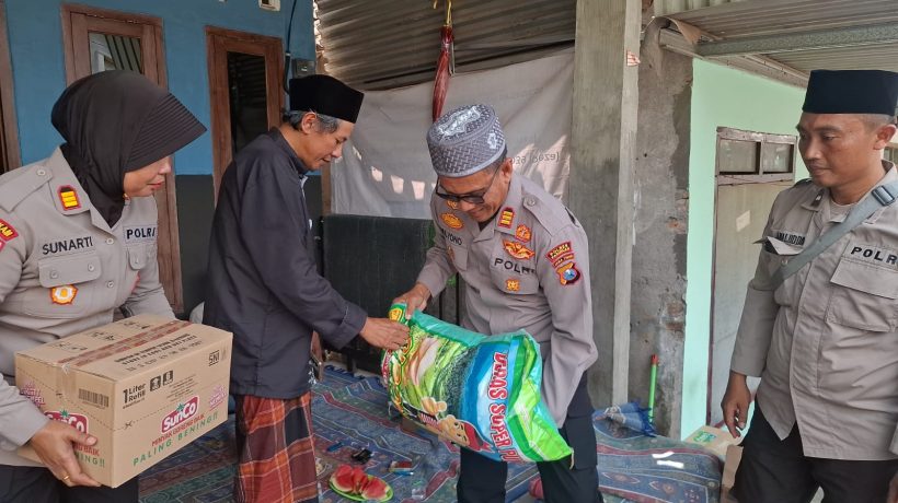 Polsek Prigen dan Kasat Binmas Polres Pasuruan Gelar Takziah ke Rumah Duka Siswa SMKN 1 Sukorejo Korban Pembunuhan