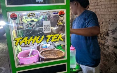 Mencicipi Tahu Tek Sakmasek Cak Kacong: Bumbu Petis Bawang Putih Mantap dan Telur Dadar Gurih Pemburu Kuliner Malam Bangil