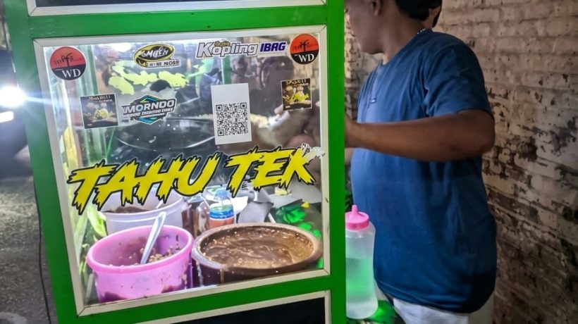 Mencicipi Tahu Tek Sakmasek Cak Kacong: Bumbu Petis Bawang Putih Mantap dan Telur Dadar Gurih Pemburu Kuliner Malam Bangil