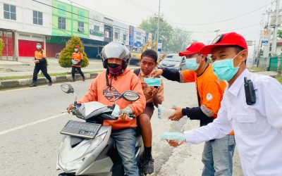 Respon Kabut Asap di Mimika, BAZNAS dan Relawan MRC Bagikan 3.020 Masker Gratis
