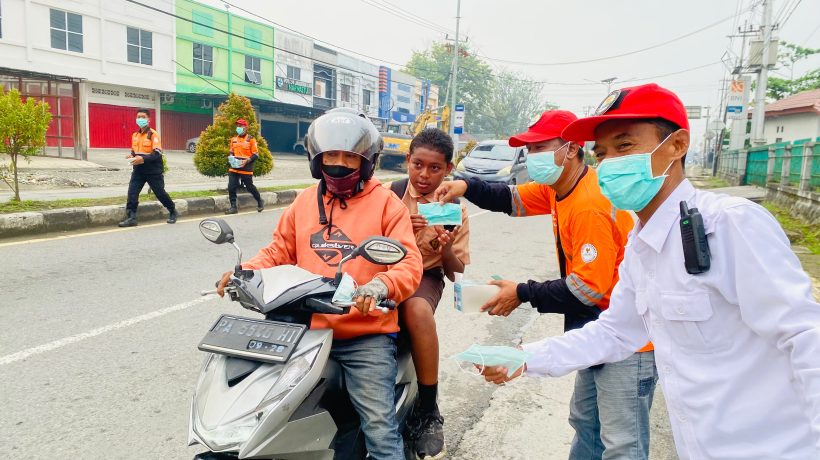 Respon Kabut Asap di Mimika, BAZNAS dan Relawan MRC Bagikan 3.020 Masker Gratis
