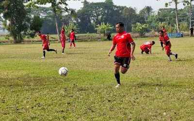 Pererat Silaturahmi dan Soliditas, PC PGRI Rejoso Gelar Sepak Bola Persahabatan Lawan PGRI Lumbang