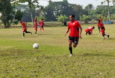 Pererat Silaturahmi dan Soliditas, PC PGRI Rejoso Gelar Sepak Bola Persahabatan Lawan PGRI Lumbang