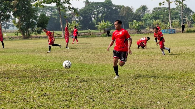 Pererat Silaturahmi dan Soliditas, PC PGRI Rejoso Gelar Sepak Bola Persahabatan Lawan PGRI Lumbang