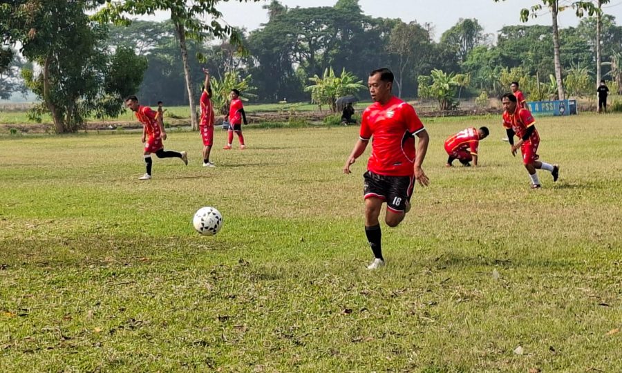 Pererat Silaturahmi dan Soliditas, PC PGRI Rejoso Gelar Sepak Bola Persahabatan Lawan PGRI Lumbang
