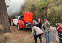 Karhutla Terjang Kawasan Bukit Dingklik Tosari, Satsamapta Polres Pasuruan Cepat Tanggap Padamkan Api