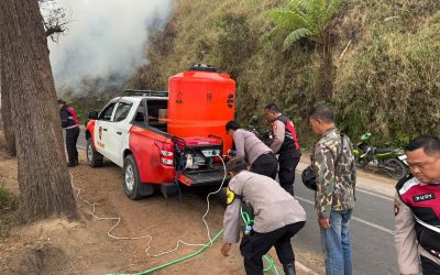 Karhutla Terjang Kawasan Bukit Dingklik Tosari, Satsamapta Polres Pasuruan Cepat Tanggap Padamkan Api