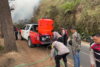 Karhutla Terjang Kawasan Bukit Dingklik Tosari, Satsamapta Polres Pasuruan Cepat Tanggap Padamkan Api
