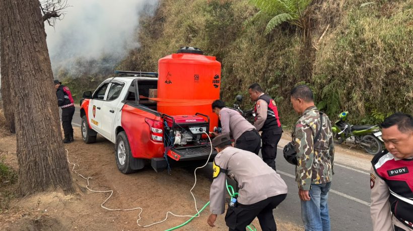 Karhutla Terjang Kawasan Bukit Dingklik Tosari, Satsamapta Polres Pasuruan Cepat Tanggap Padamkan Api