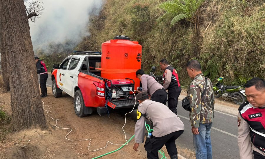 Karhutla Terjang Kawasan Bukit Dingklik Tosari, Satsamapta Polres Pasuruan Cepat Tanggap Padamkan Api
