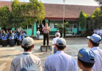 Satbinmas Polres Pasuruan Jadi Pembina Upacara di SMKN Rembang, Tanamkan Disiplin dan Jauhi Kenakalan Remaja.