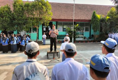 Satbinmas Polres Pasuruan Jadi Pembina Upacara di SMKN Rembang, Tanamkan Disiplin dan Jauhi Kenakalan Remaja.