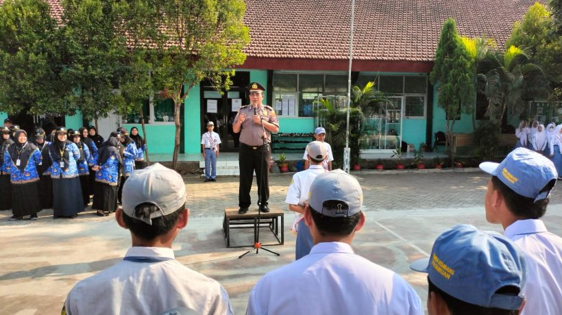 Satbinmas Polres Pasuruan Jadi Pembina Upacara di SMKN Rembang, Tanamkan Disiplin dan Jauhi Kenakalan Remaja.