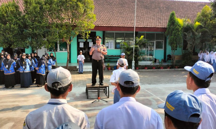 Satbinmas Polres Pasuruan Jadi Pembina Upacara di SMKN Rembang, Tanamkan Disiplin dan Jauhi Kenakalan Remaja.
