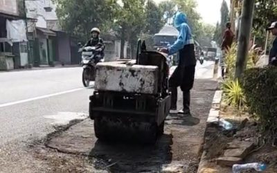 Tingkatkan Keselamatan Siswa, SMPN 1 Bangil Lakukan Peninggian Media Jalan dan Pemasangan Paving Trotoar
