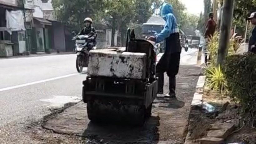 Tingkatkan Keselamatan Siswa, SMPN 1 Bangil Lakukan Peninggian Media Jalan dan Pemasangan Paving Trotoar