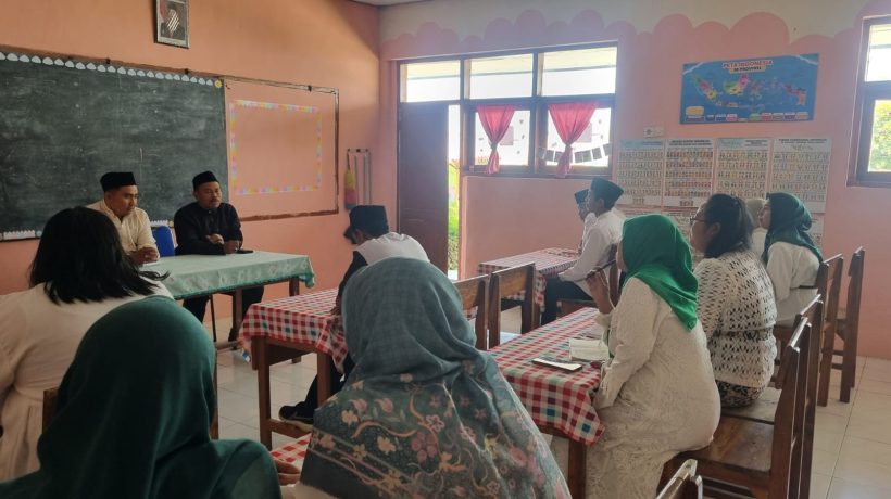 Sinergi Awal Tugas, Pengawas H. Syamsul Hadi Gelar Pembinaan Kedisiplinan ASN di SDN Ngadirejo I Tutur