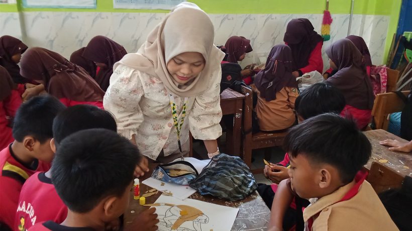 Tanamkan Kepedulian Lingkungan Sejak Dini, Siswa SDN Kalipang 1 Praktik Kolase Daun Kering Bersama WIJABA