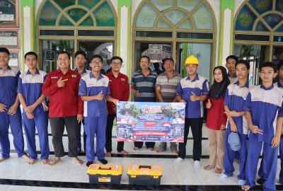 Wujud Nyata Pengabdian, SMKN 1 Sukorejo Gelar Layanan Servis Elektronik Gratis di Rumah Ibadah Sambut Hari Jadi ke-81 Provinsi Jawa Timur