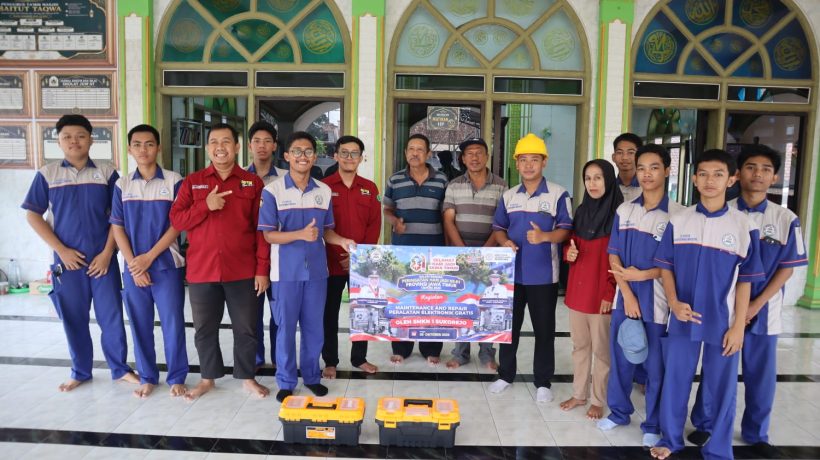 Wujud Nyata Pengabdian, SMKN 1 Sukorejo Gelar Layanan Servis Elektronik Gratis di Rumah Ibadah Sambut Hari Jadi ke-81 Provinsi Jawa Timur