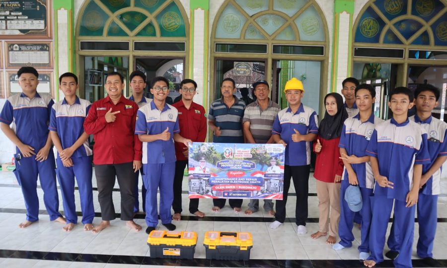 Wujud Nyata Pengabdian, SMKN 1 Sukorejo Gelar Layanan Servis Elektronik Gratis di Rumah Ibadah Sambut Hari Jadi ke-81 Provinsi Jawa Timur